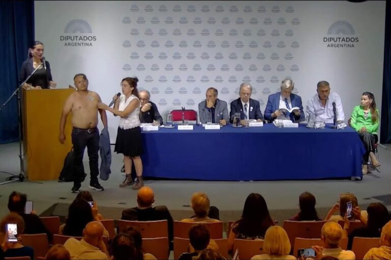 Científicos condenan acto antivacunas: «Es un hecho de extrema gravedad en el Congreso»