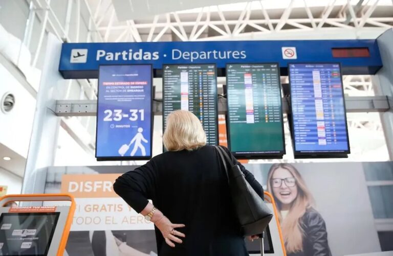 La cantidad de turistas que viajaron al exterior subió 15,3% en noviembre y presionó la salida de divisas