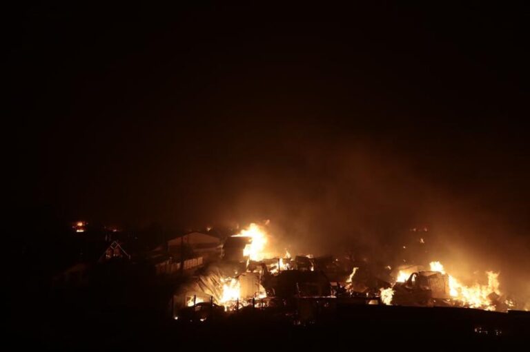 Al menos 16 muertos en Chile por un feroz incendio que lleva más de 10.000 hectáreas quemadas