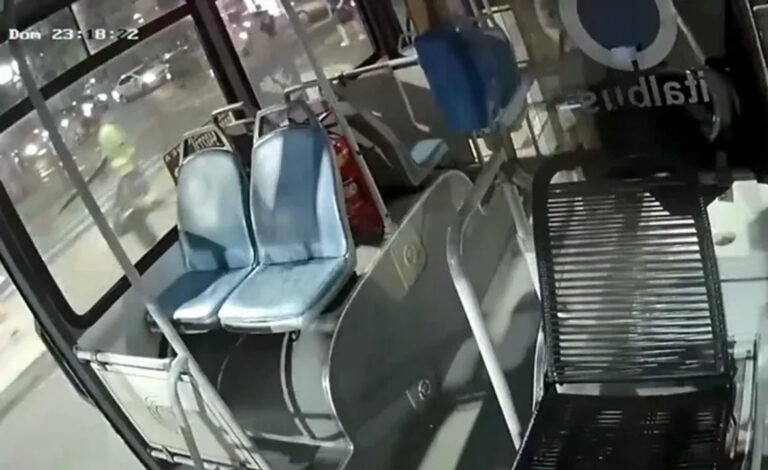 Estados alterados en avenida Rivadavia: un colectivero y un pasajero, a las trompadas