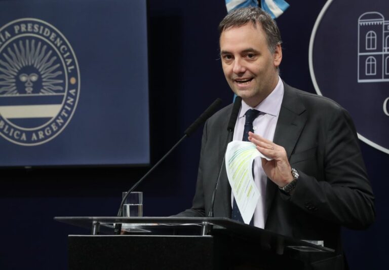 La secretaria del piloto dijo que el vuelo lo pagó Grandio, el amigo de Adorni