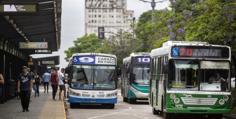Rige el paro de la UTA: hay largas filas en las paradas de colectivos