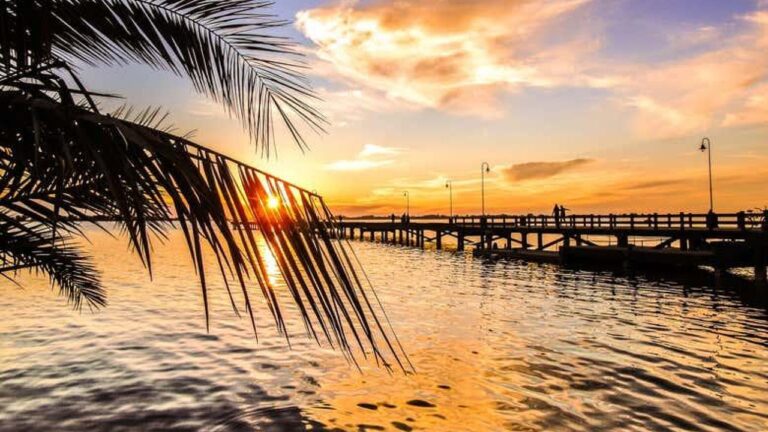 A 1h 30m de CABA: el pueblito con costanera y atardeceres únicos que organiza la Fiesta de la Empanada Campera