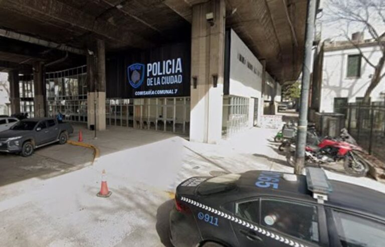 Tragedia en Flores: un camión chocó contra un cartel que cayó desde la autopista y mató a un policía