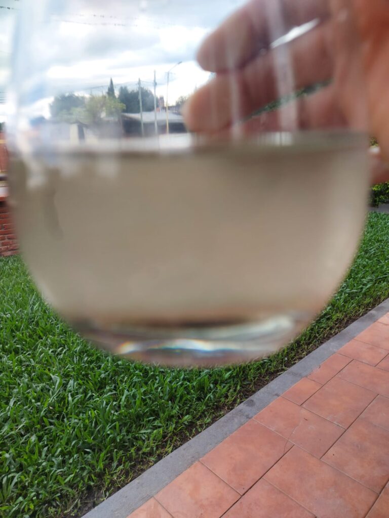 “Imposible de tomar”: vecinos de Tafí Viejo denuncian que el agua sale turbia y con sedimentos