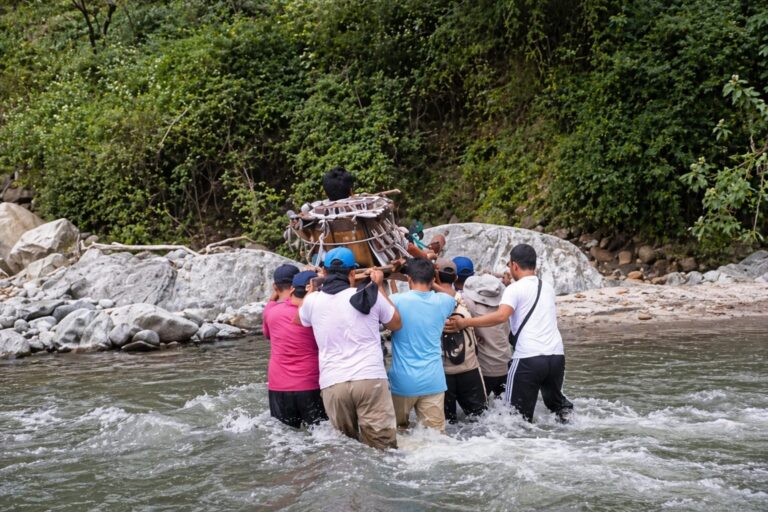 Vecinos de Anfama cruzaron el río Grande con una camilla artesanal para salvar una vida