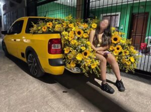 Imagen generada por inteligencia artificial de una camioneta amarilla cubierta de flores amarillas