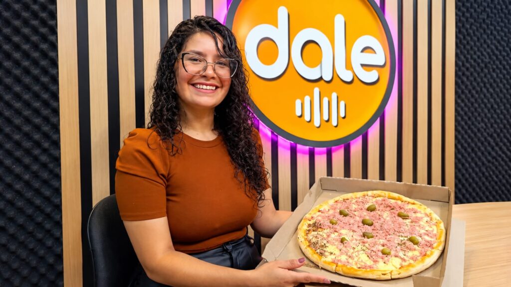 Yessica Cambero de Manos a la Masa muestra una pizza casera en Tafí Viejo