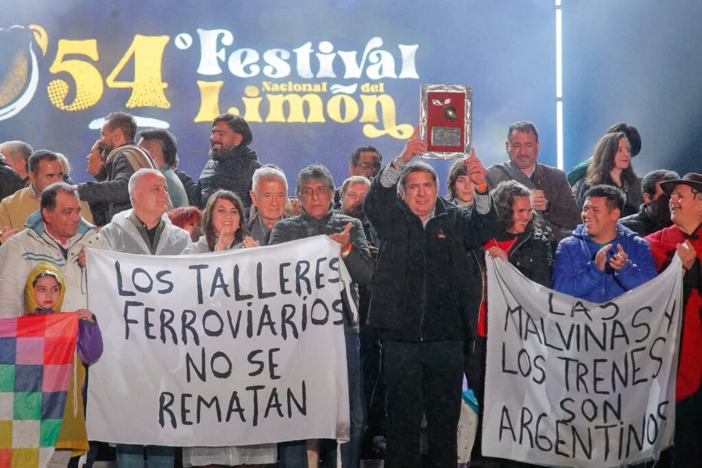 Banderas "Los talleres ferroviarios no se rematan" y "Las Malvinas y los trenes son argentinos" en el escenario del Festival del Limón, en Tafí Viejo
