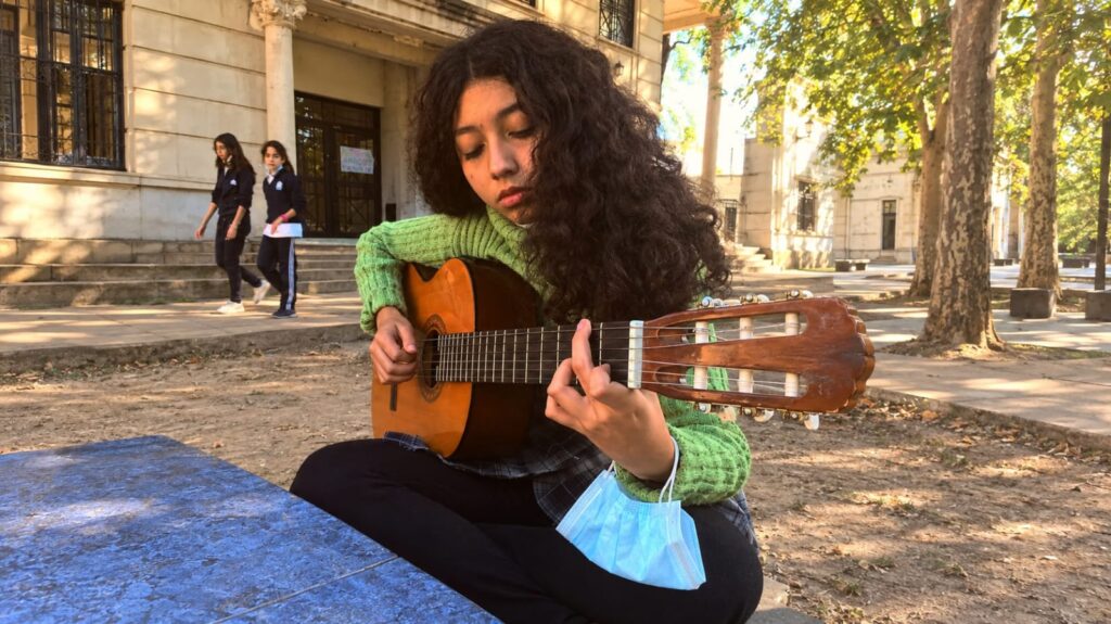 Abril Inesta, profesora de clases de guitarra en Lomas de Tafí, tocando su instrumento