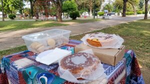 Tortas y alfajores sobre una mesa en la plaza Mitre de Tafí Viejo, puesto de Dulce Adicción