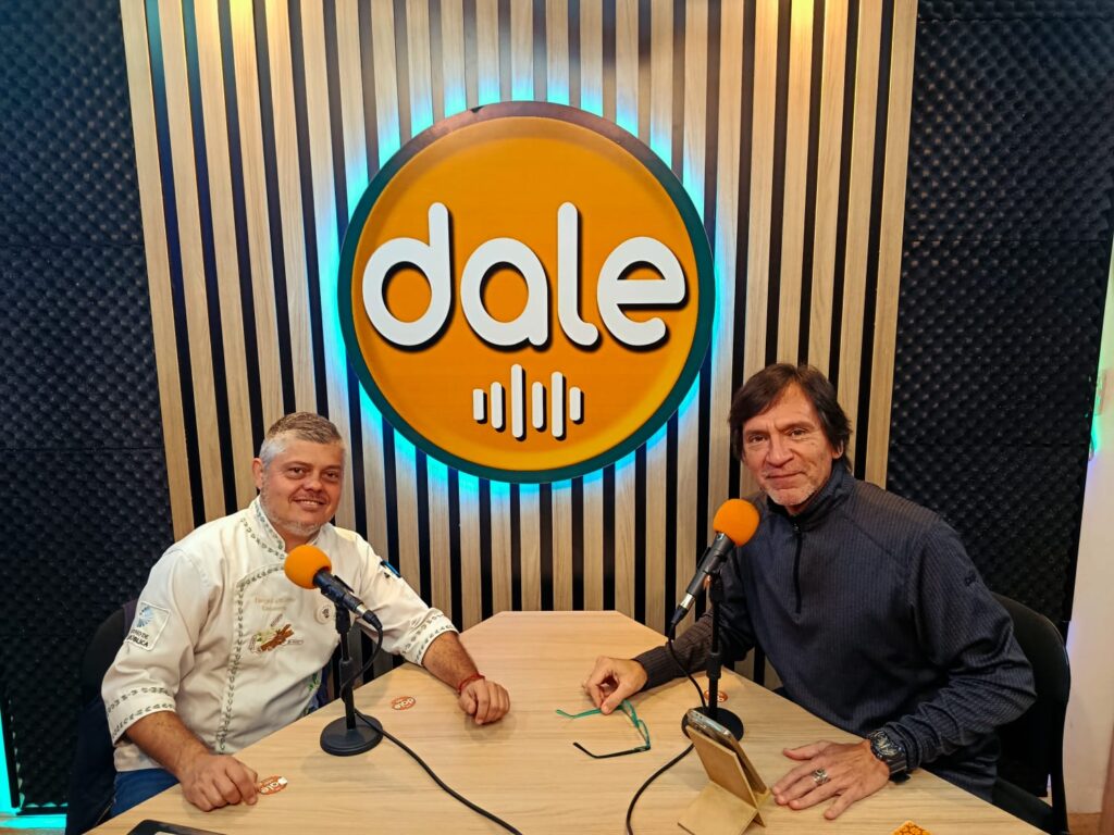El chef Diego Ruffa junto al periodista David Correa en el estudio de FM Dale 104.7, durante una entrevista en Mediodías Taficeños.