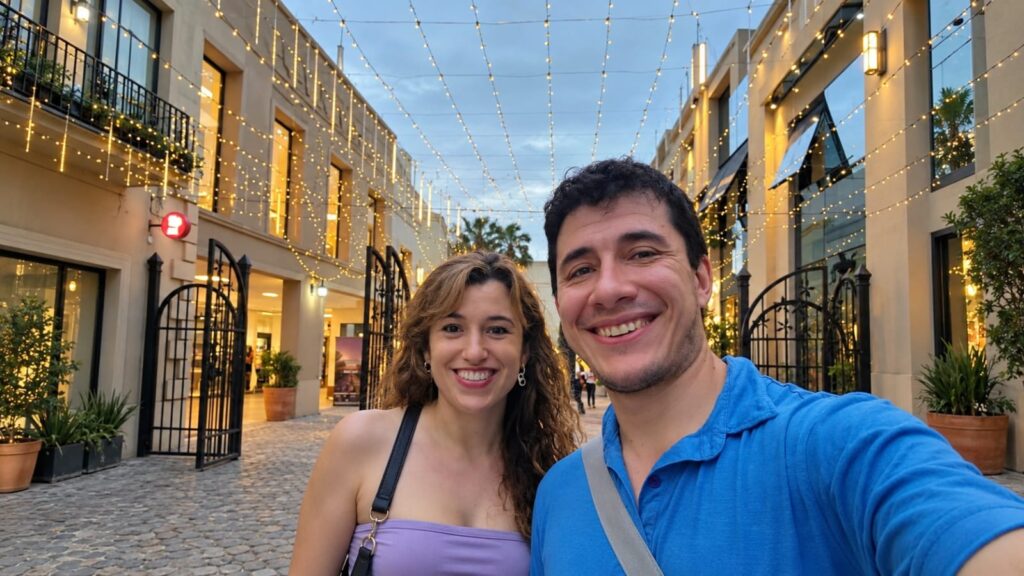Omar García, cirujano torácico taficeño, junto a su esposa en el Mercado Municipal de Tafí Viejo