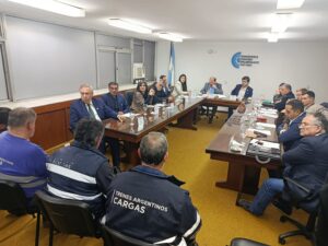 Trabajadores ferroviarios de Tafí Viejo con ropa de Trenes Argentinos Cargas ante el pleno de concejales del Concejo Deliberante