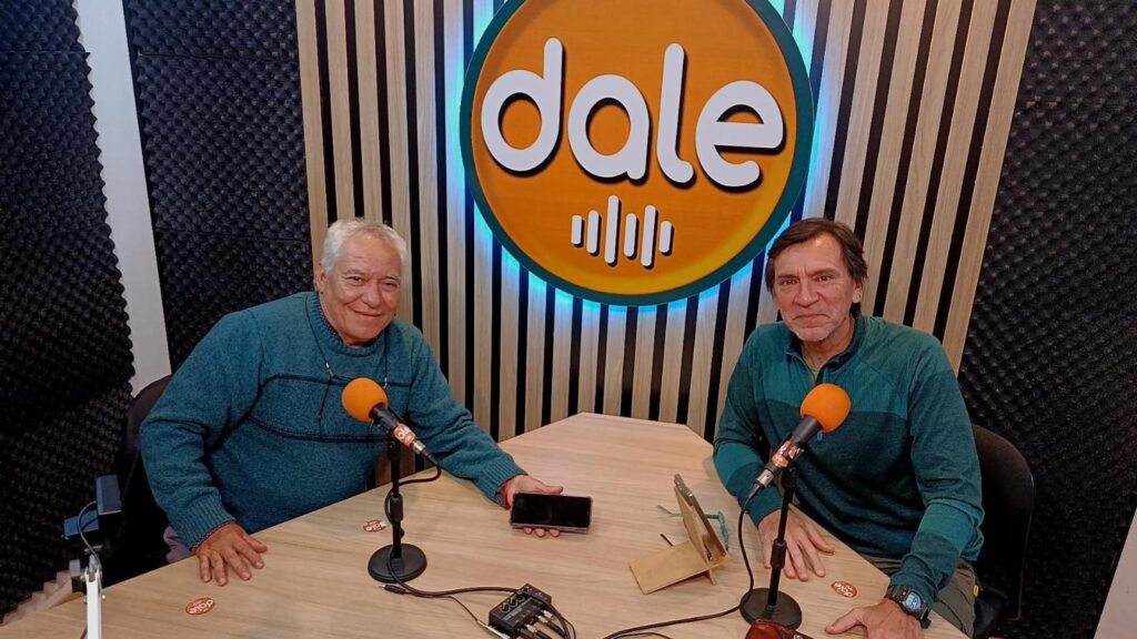 Gringo Soria en el estudio de Dale FM 104.7 durante su visita a Mediodías Taficeños