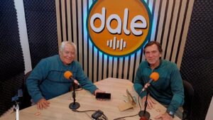 Gringo Soria en el estudio de Dale FM 104.7 durante su visita a Mediodías Taficeños