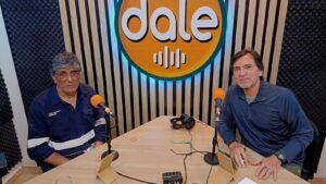 Pedro Díaz, referente de los trabajadores ferroviarios de Tafí Viejo, junto a David Correa en el estudio de Dale FM 104.7