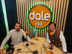 Quique Yance en el estudio de Dale FM, en la entrevista previa a su show por los 40 años con la música