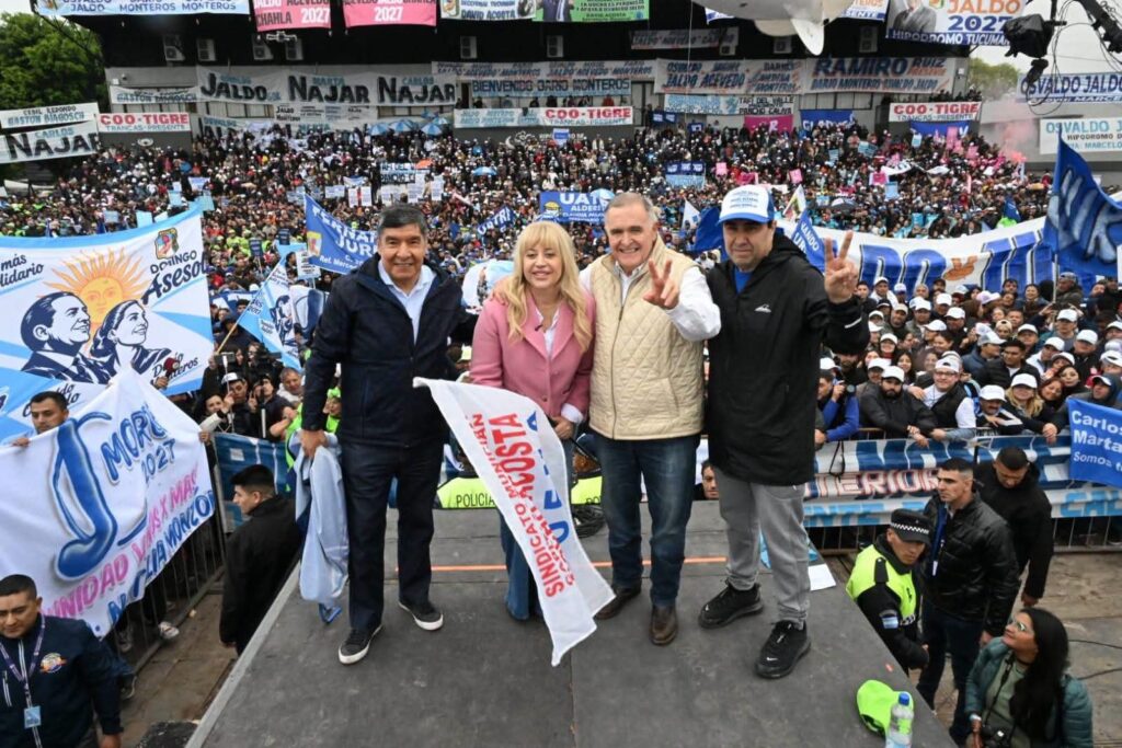 Osvaldo Jaldo junto a Miguel Acevedo, Rossana Chahla y Sergio Mansilla en el acto del Día de la Lealtad Peronista en Tucumán.