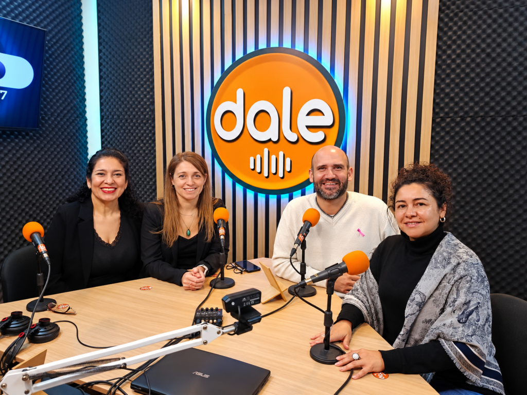 De izquierda a derecha, la enfermera Clara Monteros, la licenciada en nutrición Mariana Jalil, el periodista Sebastián Gil Olivares y la doctora Silvina Rivero, directora de Clínica Aliviar, en el estudio de Dale FM.