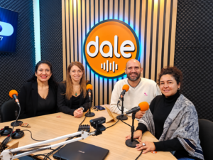 De izquierda a derecha, la enfermera Clara Monteros, la licenciada en nutrición Mariana Jalil, el periodista Sebastián Gil Olivares y la doctora Silvina Rivero, directora de Clínica Aliviar, en el estudio de Dale FM.