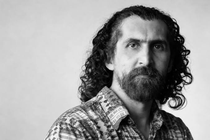 Quique Yance, pianista y compositor tucumano, en un retrato en blanco y negro