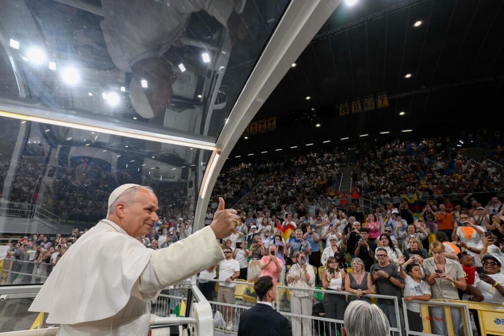 El papa León XIV saluda a los fieles desde el papamóvil durante un encuentro multitudinario.