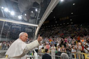 El papa León XIV saluda a los fieles desde el papamóvil durante un encuentro multitudinario.