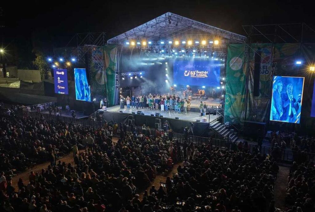 Escenario del Festival Nacional del Limón en Tafí Viejo colmado de público durante la noche